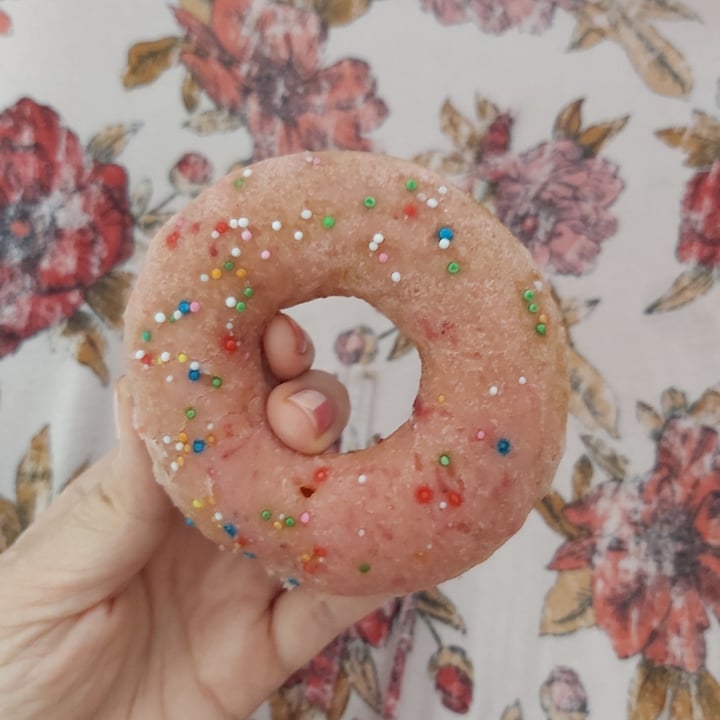 photo of Donutchella Strawberry Donut shared by @herbimetal on  02 Nov 2022 - review