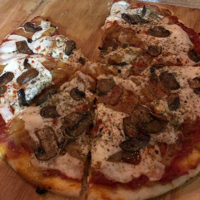 Foto del plato “Pizza De Cebolla Y Hongos Con Muzzalmendra”