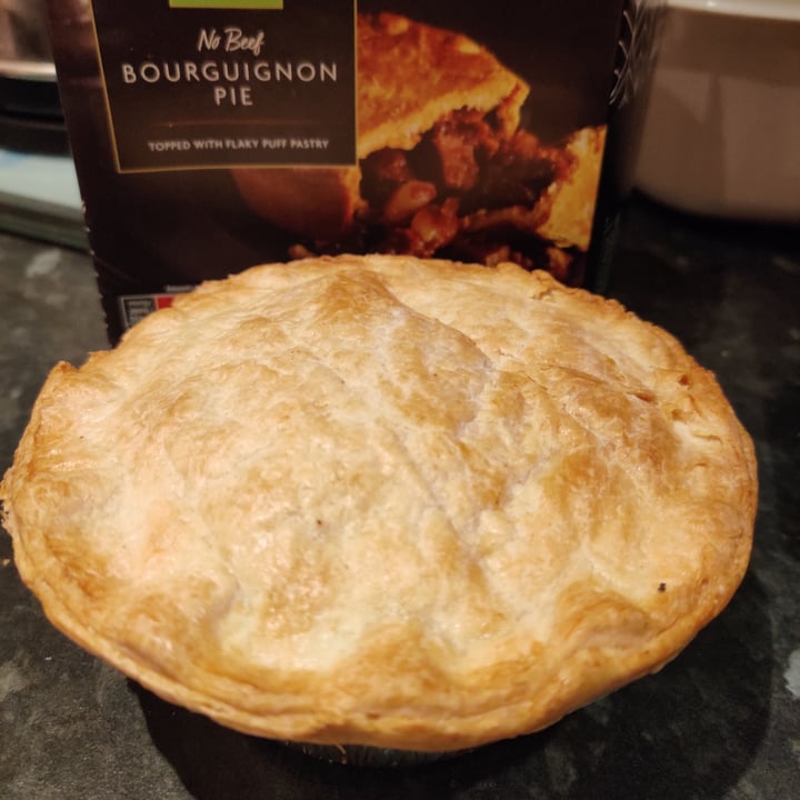photo of ALDI Specially Selected No beef bourguignon pie shared by @nenehjbee on  11 Feb 2021 - review