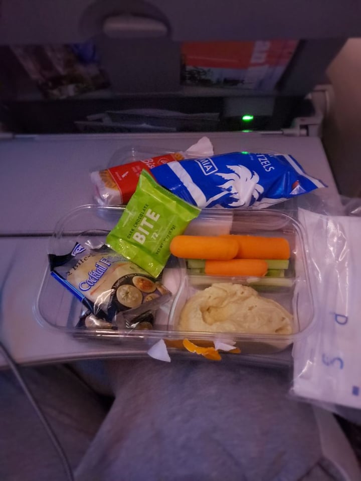 review photo of American Airlines, Inc. Vegan Hummus Box (VGML snack box AA LAX to JFK) shared by @mickd on 23 Dec 2019 - review