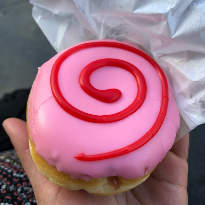 photo of Dunkin’ Donuts Vegan Strawberry Swirl shared by @shuggerlee on  25 Jun 2022 - review