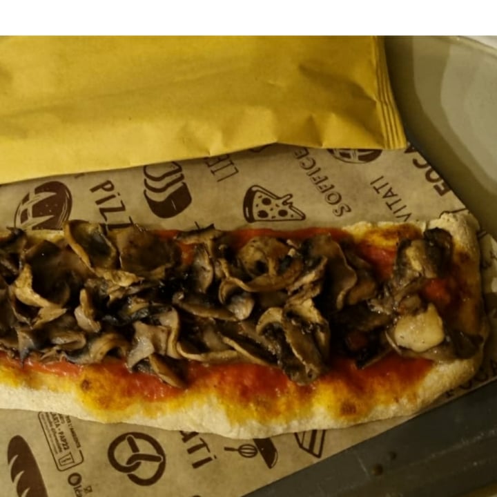 photo of Pizza del Popolo Pizza Rossa Ai Funghi shared by @assunonsolosoia on  27 Aug 2022 - review