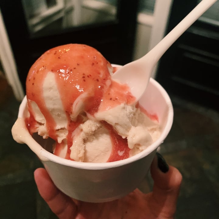 review photo of à la Minute Ice Cream Vegan Vanilla w/ Strawberry Syrup 🍓 shared by @veganhotchip on 29 Nov 2020 - review