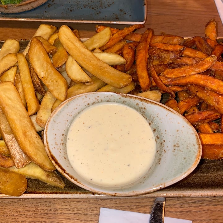 review photo of HANS IM GLÜCK Burgergrill & Bar Pfund gemischte Fritten shared by @alicesignorini on 05 Apr 2022 - review