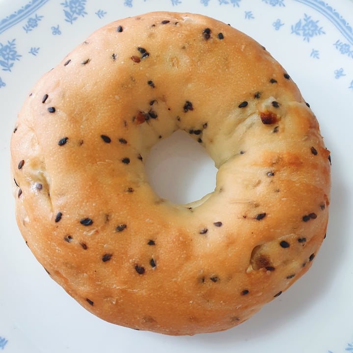 photo of Baker & Cook Onion Sesame Seed Sourdough Bagel shared by @iloveveggies on  30 Nov 2020 - review