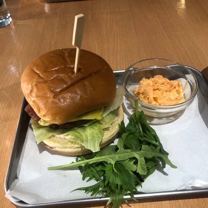 review photo of Timmy's Bar & Kitchen Hawaiian burger shared by @thekuceisloose on 23 Jun 2021 - review