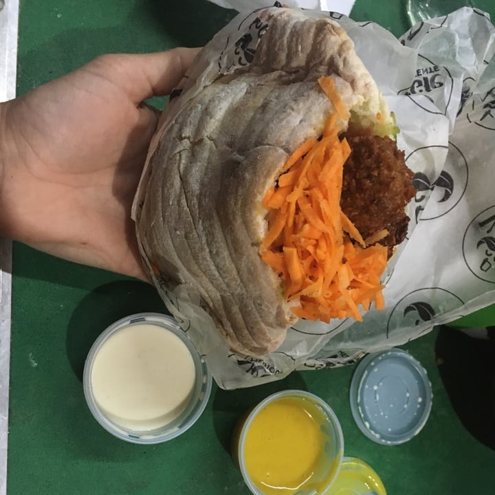 photo of Veggie Medio Oriente Sandwich del chef shared by @lauchis on  18 May 2020 - review