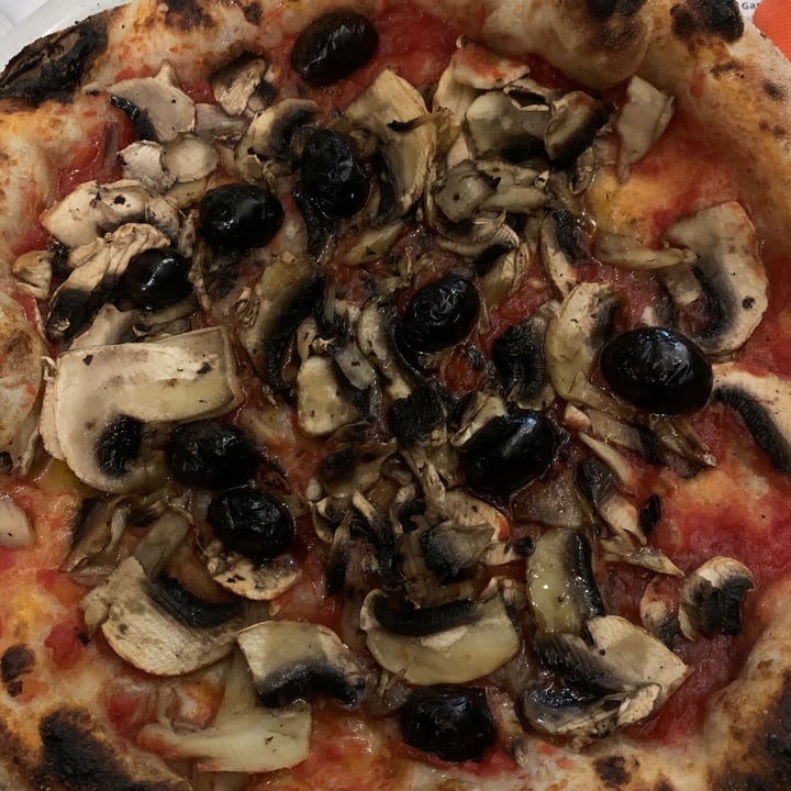 photo of Pizzeria Carmen Pizza Rossa Con Funghi E Olive Nere shared by @hazelone on  01 Aug 2022 - review