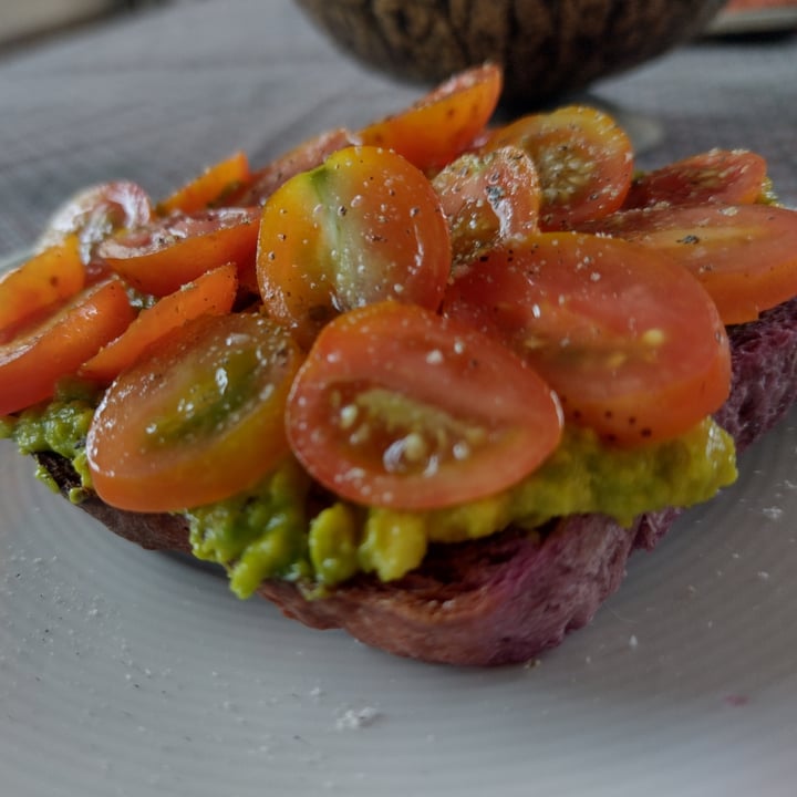 photo of Bom Bowls Avocado Tomato toast shared by @felice on  19 Oct 2021 - review