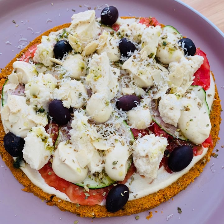 photo of MIMO Vegan Bistro Pizza a los tres quesos shared by @jordisupergeorge on  19 Aug 2021 - review