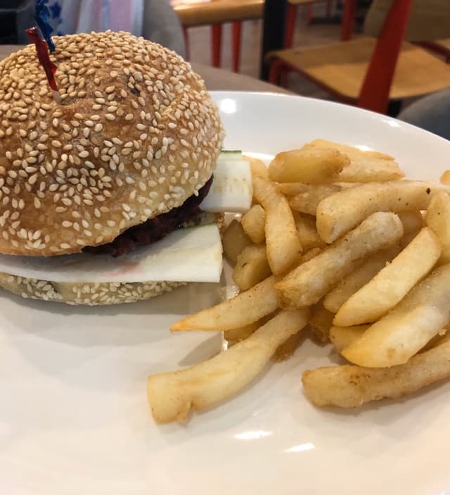 菜肴“Zucchini, Avocado And beetroot burger”的照片