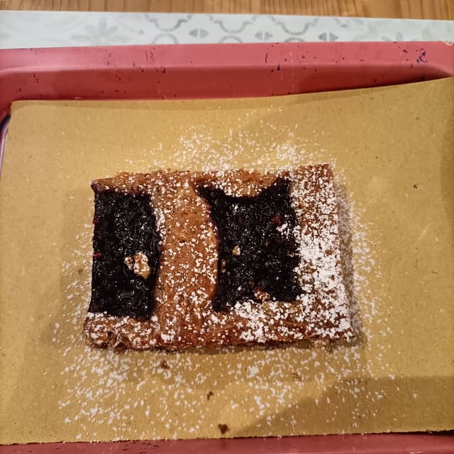 菜肴“crostata con marmellata e nocciole”的照片