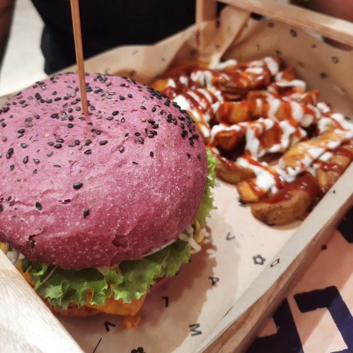 photo of Flower Burger Cherry Bomb shared by @gelfialice on  18 Aug 2022 - review
