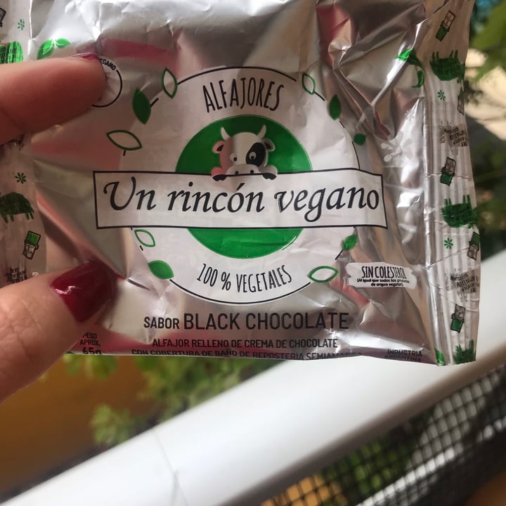 review photo of Un Rincón Vegano Alfajor Black Chocolate shared by @casco on 09 Sep 2021 - review