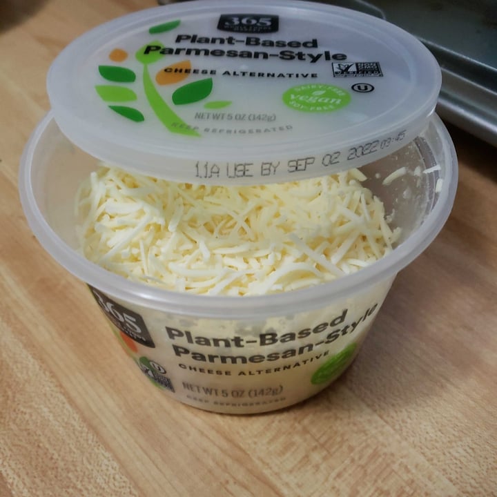 photo of 365 Whole Foods Market Plant-Based Parmesan-Style shared by @phlips429 on  25 May 2022 - review