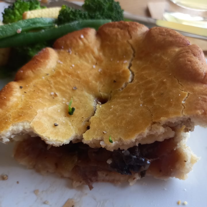 photo of Plant Kitchen (M&S) Mushroom Pie shared by @jennia on  28 Mar 2022 - review