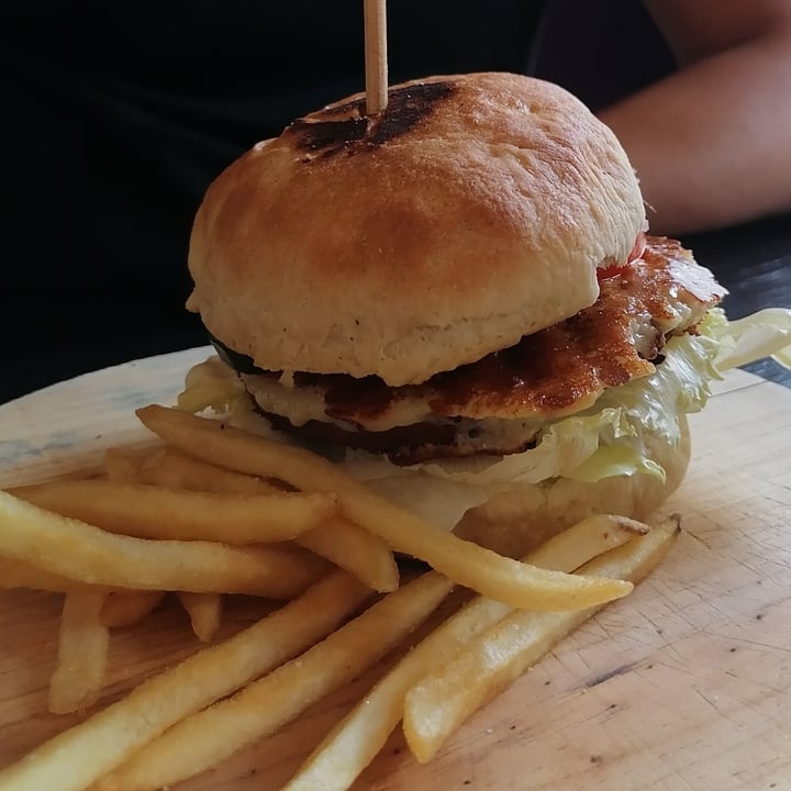 photo of La Cochera Vegana Taquería Hamburguesa Clásica shared by @luvisanti on  16 May 2022 - review