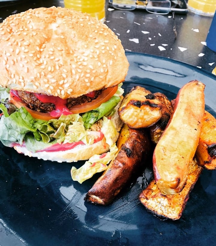 photo of Lexi's Healthy Eatery Beyond burger shared by @theveganvamps on  21 Feb 2020 - review
