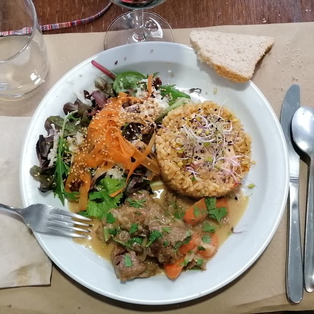 Photo of the dish “Arroz con pimientos, seitan con queso y pimientos y guarnición de brotes”