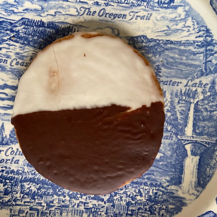 photo of Ben & Esther's Bagels and Deli Vegan Black and White Cookie shared by @knorthway on  21 Mar 2022 - review