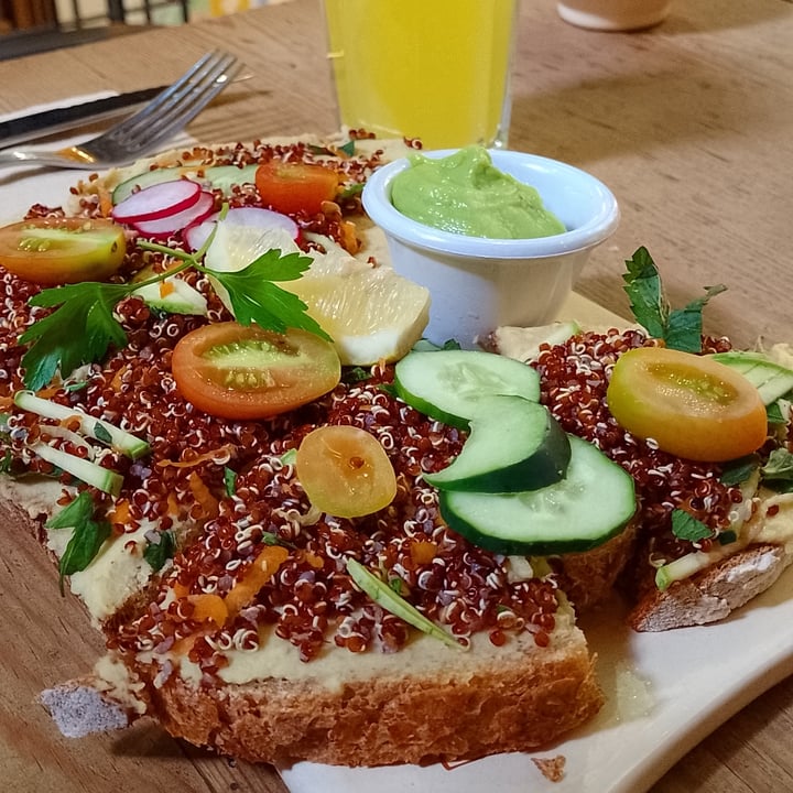 review photo of Le Pain Quotidien Tartine de Hummus y Quinoa Roja shared by @emmijfox on 15 Feb 2022 - review