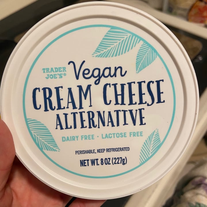 photo of Trader Joe's Vegan Cream Cheese Alternative shared by @chelseuhh on  22 Sep 2021 - review