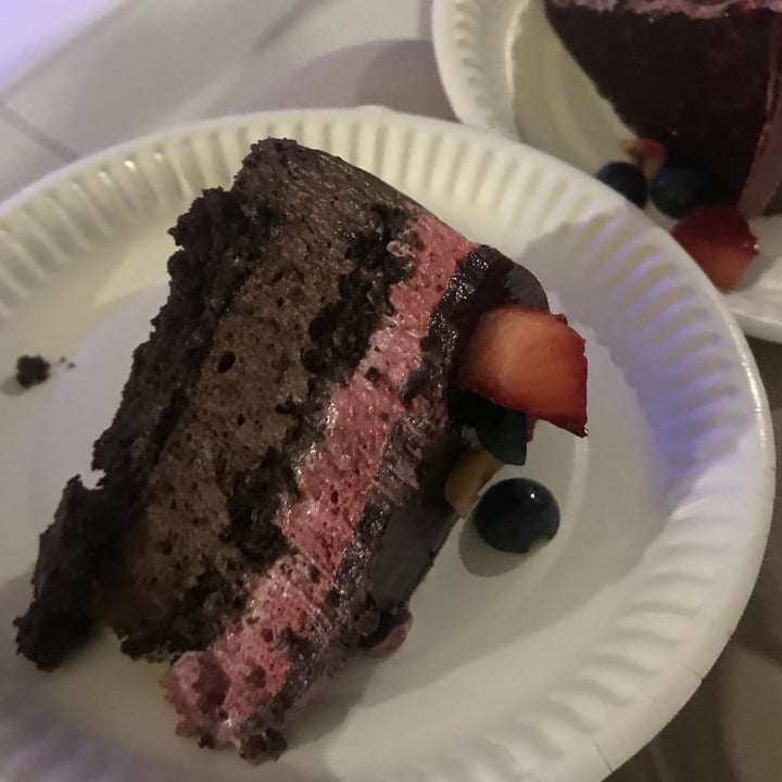 photo of LOCABA Low-Carb-Bakery Vegan Dark Chocolate Raspberry Cake shared by @mehmehrene on  26 May 2022 - review