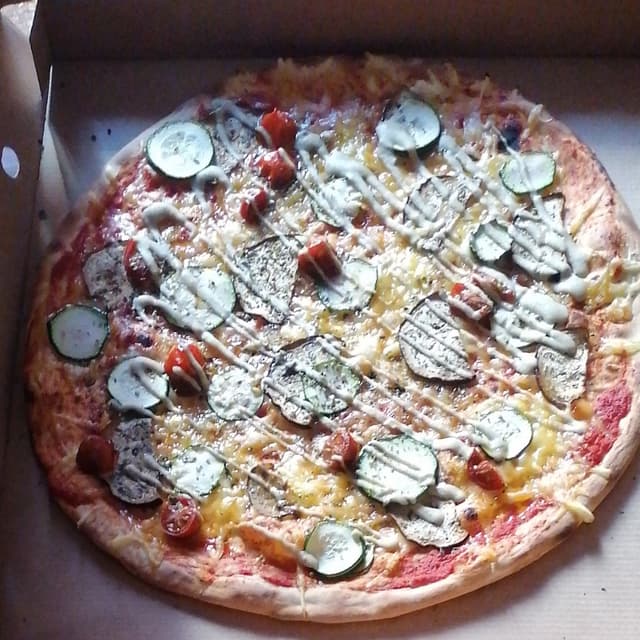 Photo of the dish “Pizza de calabacin, berenjena, hummus y tomates cherry”
