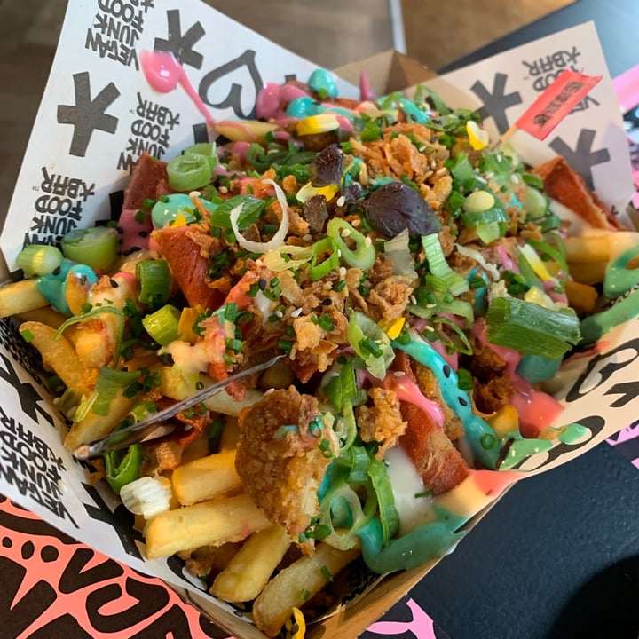 photo of Vegan Junk Food Bar Loaded fries (frites) shared by @vanessabejjany on  13 Sep 2021 - review