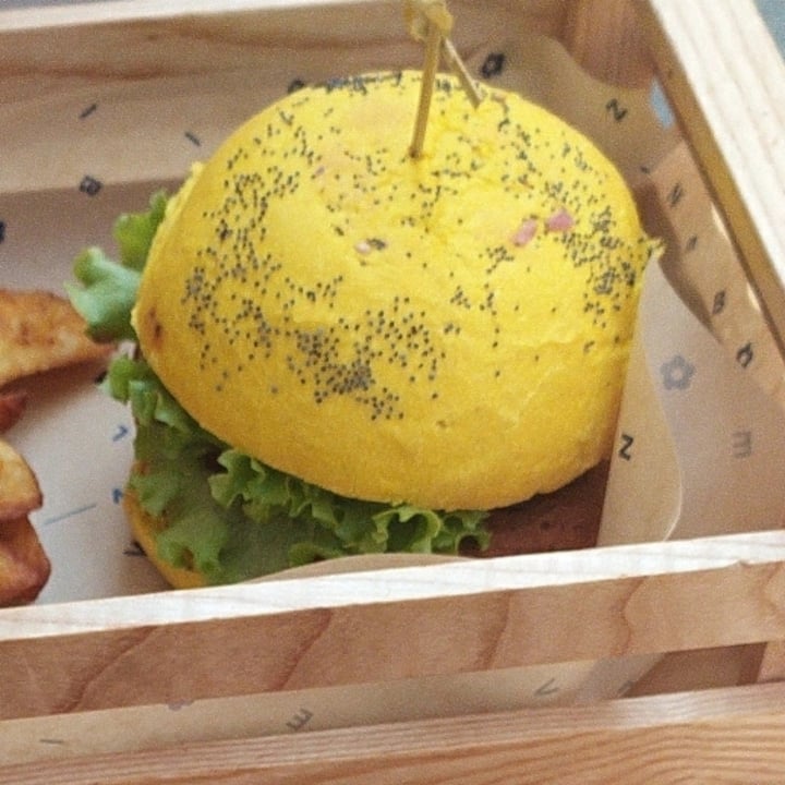 photo of Flower Burger Funky Cecio shared by @alecasse on  15 Dec 2021 - review