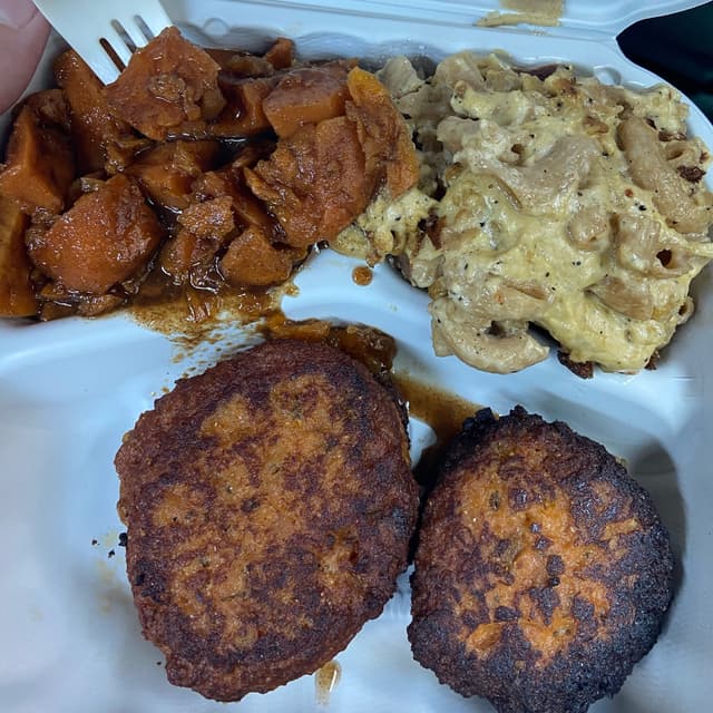 Photo of the dish “Special combo platter of crab cakes, cabbage, Mac and cheese”