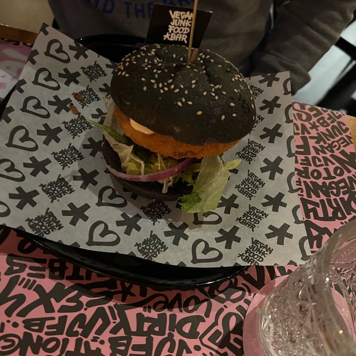 review photo of Vegan Junk Food Bar Burguer shared by @tsampsol on 03 Oct 2022 - review