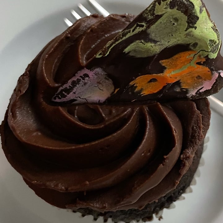 review photo of 2 Sisters East London @ Lé Vegan Café Chocolate Ganache Cupcake shared by @samantha-a on 11 Oct 2021 - review