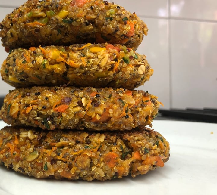 photo of Restaurante Paraiso Vegano Hamburguesa De quinoa Tricolor shared by @ekiro on  24 Aug 2020 - review