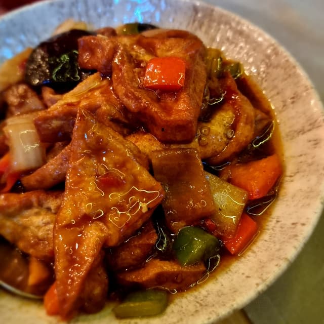 菜肴“Triangoli di ta-fu fritto con bambù e funghi”的照片
