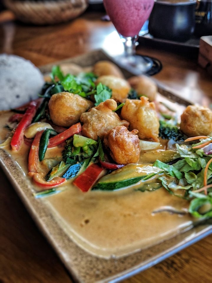 photo of MOM'S Restaurant Vegan und Sushi 33. Cơm Gà Sốt Lạc shared by @schmankyvegan on  20 May 2019 - review