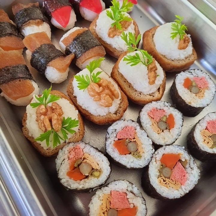 photo of Loving Hut Saúde sushi vegano shared by @cristianepassos on  10 May 2022 - review