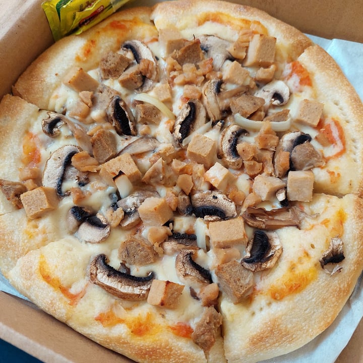 photo of iVegan Pizza Mushroom Ham Pizza shared by @patwein on  24 Sep 2022 - review