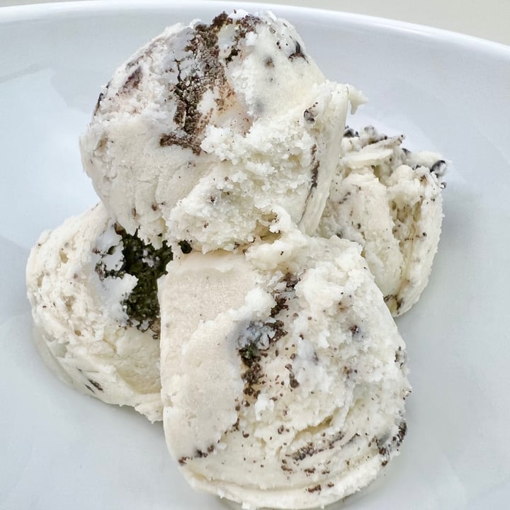photo of Virtuous Pie Cookies & Cream Ice cream shared by @pdxveg on  21 Feb 2022 - review