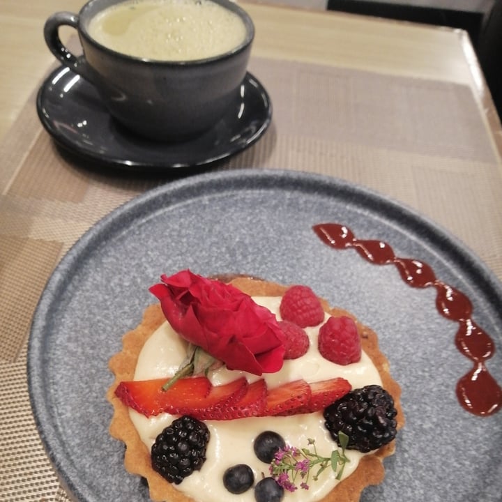 photo of Vegan Inc. Miyana Polanco matcha latte y tarta frutos rojos shared by @eloisagoodforme on  16 Jul 2022 - review