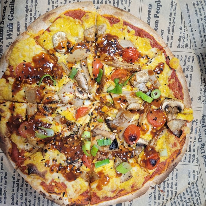 photo of Vegan Streetfood Deli - Obs Sticky Asian BBQ Chick'n Pizza shared by @kellyno on  01 Nov 2022 - review