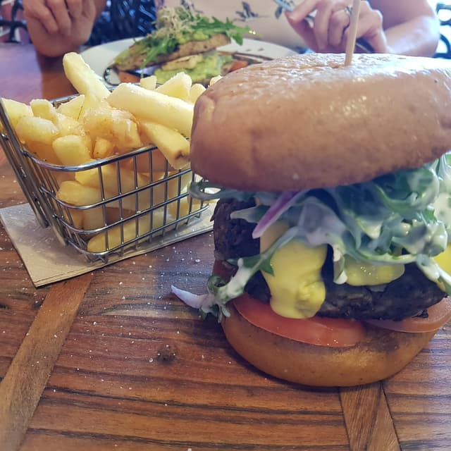 「Classic Flame Grilled Burger」の料理の写真