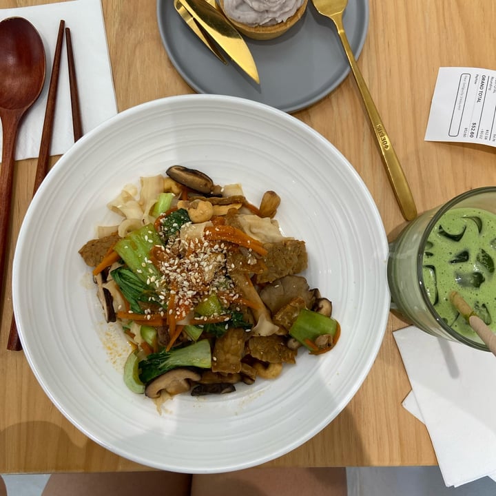 photo of Lilac Oak Mushroom Knife-Cut Noodles Stir-Fry shared by @baothebijin on  12 Nov 2022 - review