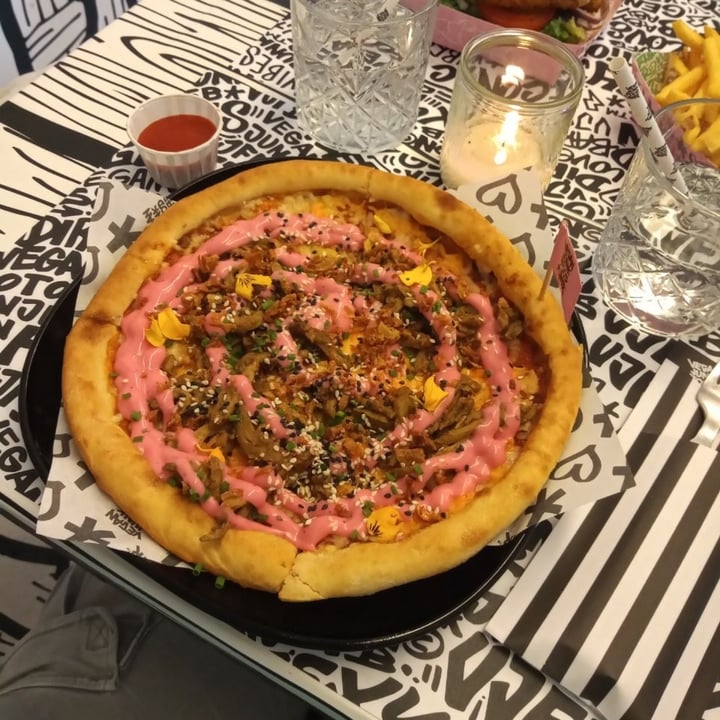 photo of Vegan Junk Food Bar pizza shared by @dida245 on  28 May 2022 - review