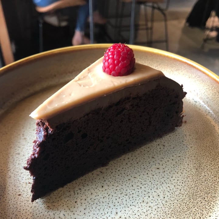 photo of Genius Central Singapore Vegan chocolate mud cake shared by @noll-fyra on  16 Mar 2022 - review