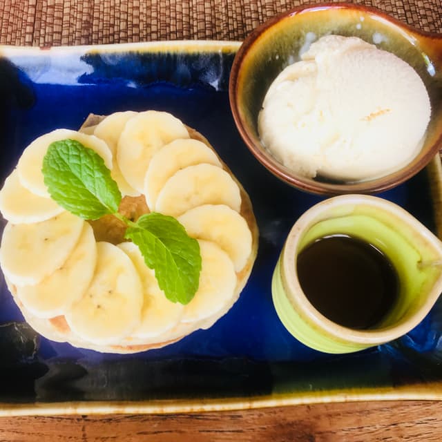 菜肴“Banana Pancakes and Ice Cream”的照片