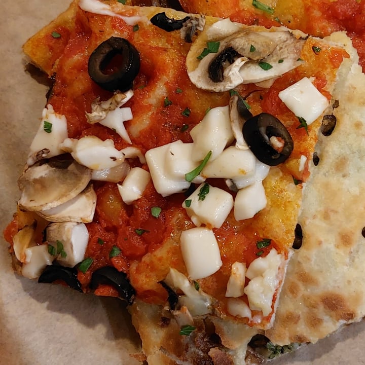 photo of IL LOCA Pizza a Taglio Rossa funghi e olive shared by @wandavetveg on  28 Apr 2022 - review