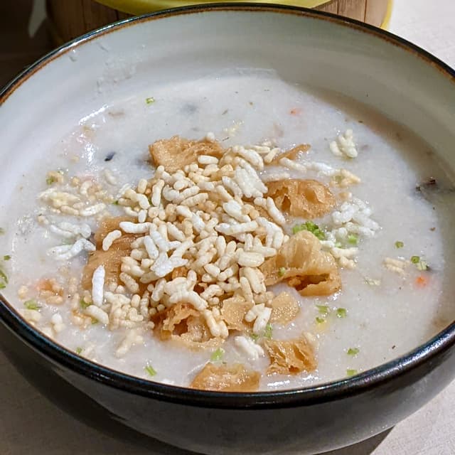 Foto do prato “Eight Treasures Rice Congee Served With Fritter”