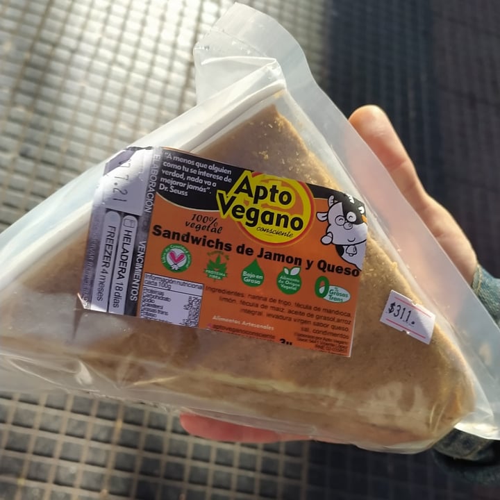 photo of Apto Vegano Consciente Sandwich de Jamón y Queso shared by @ariiwtf on  16 Jul 2021 - review