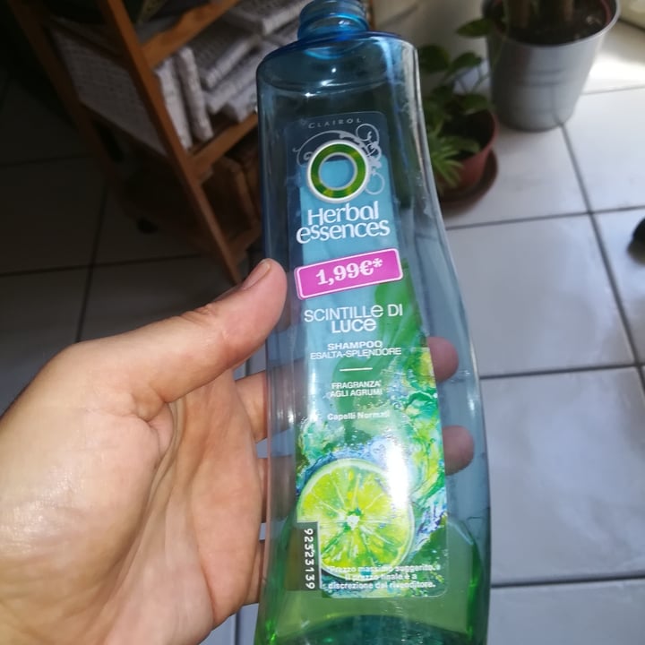 photo of Herbal Essences Dazzling Shine shampoo shared by @sabatoalmercato on  21 Jul 2022 - review